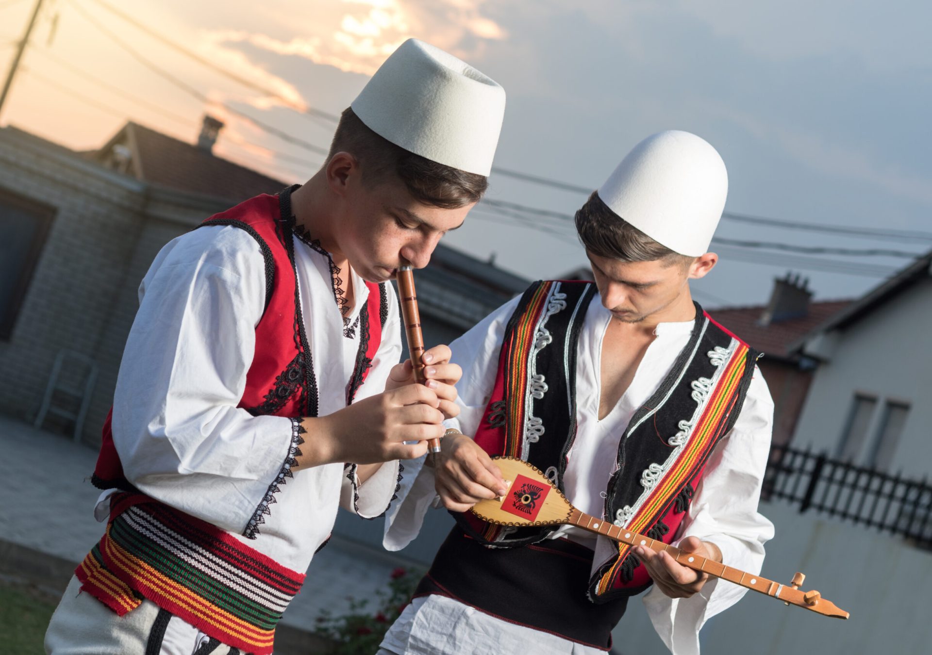 AA_Albanische_Musiker_in_Tracht_iStock-901666742_bjnqtz