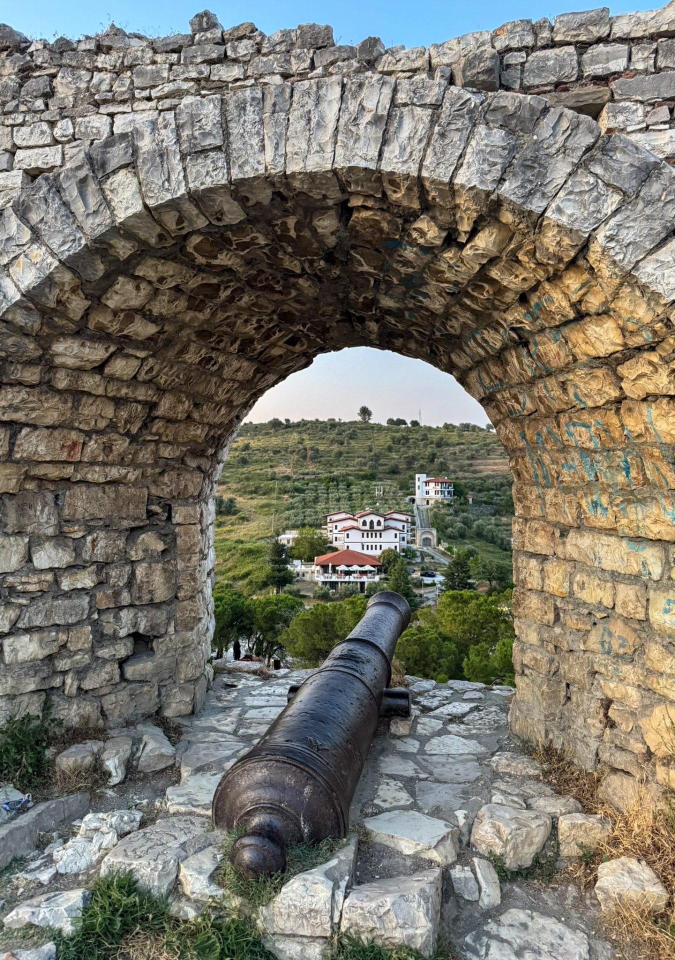 Berat-Burg-alte-Kanone-Albanien-SvK_ktyk8i