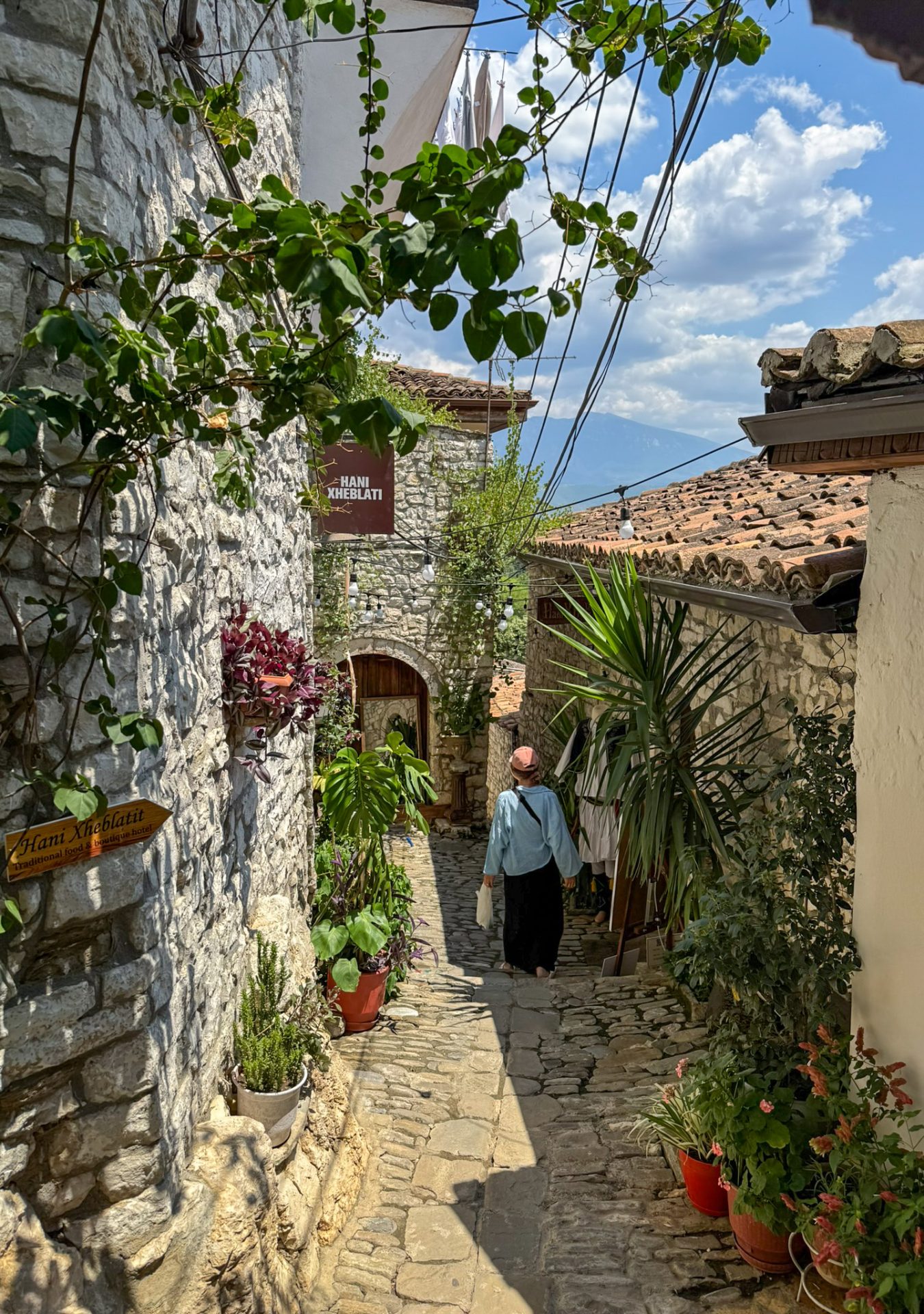 Berat-Gasse-2-Albanien-SvK_d7rgmz