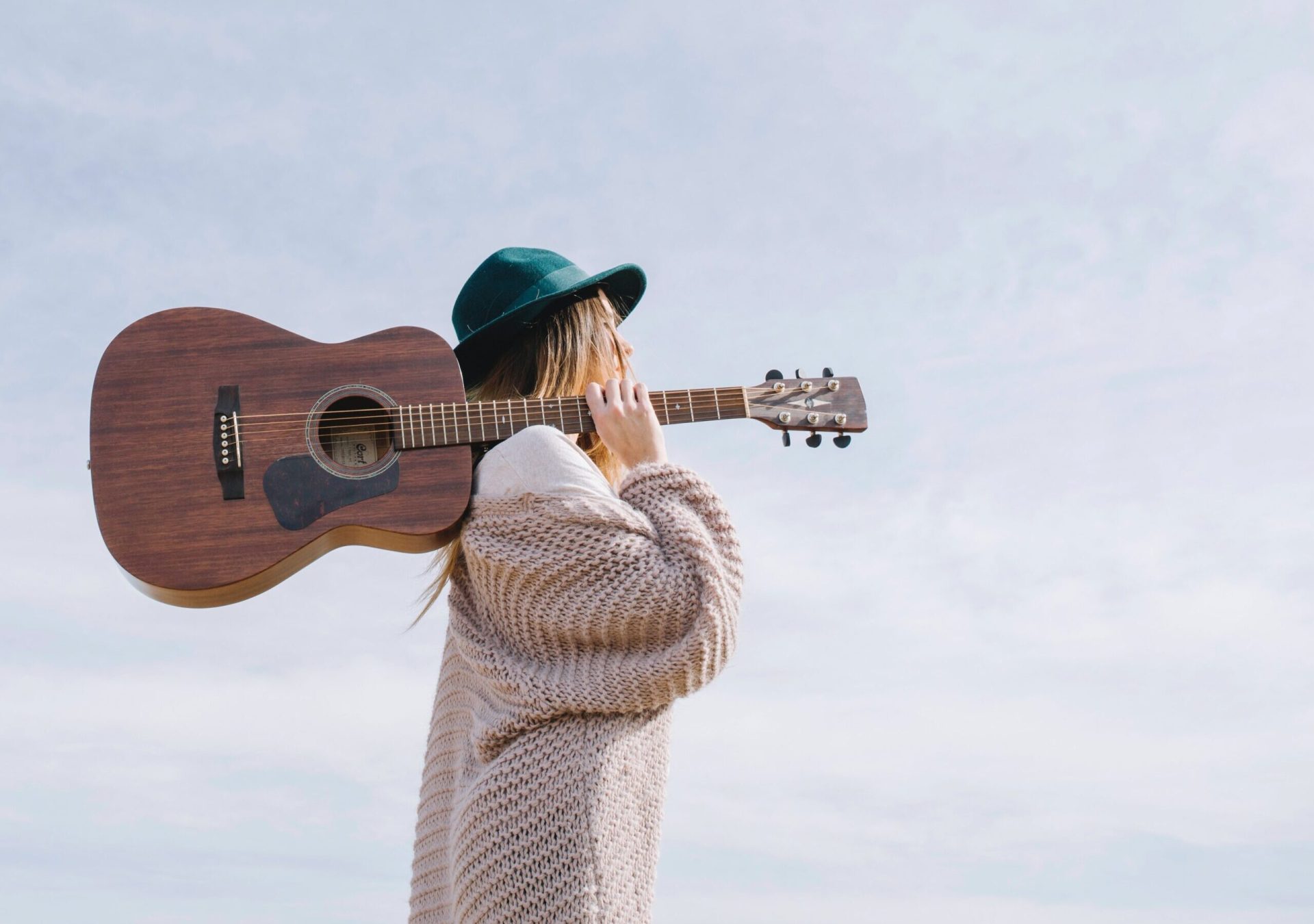 Frau_Guitarre_Worship-unsplash_sxkhti