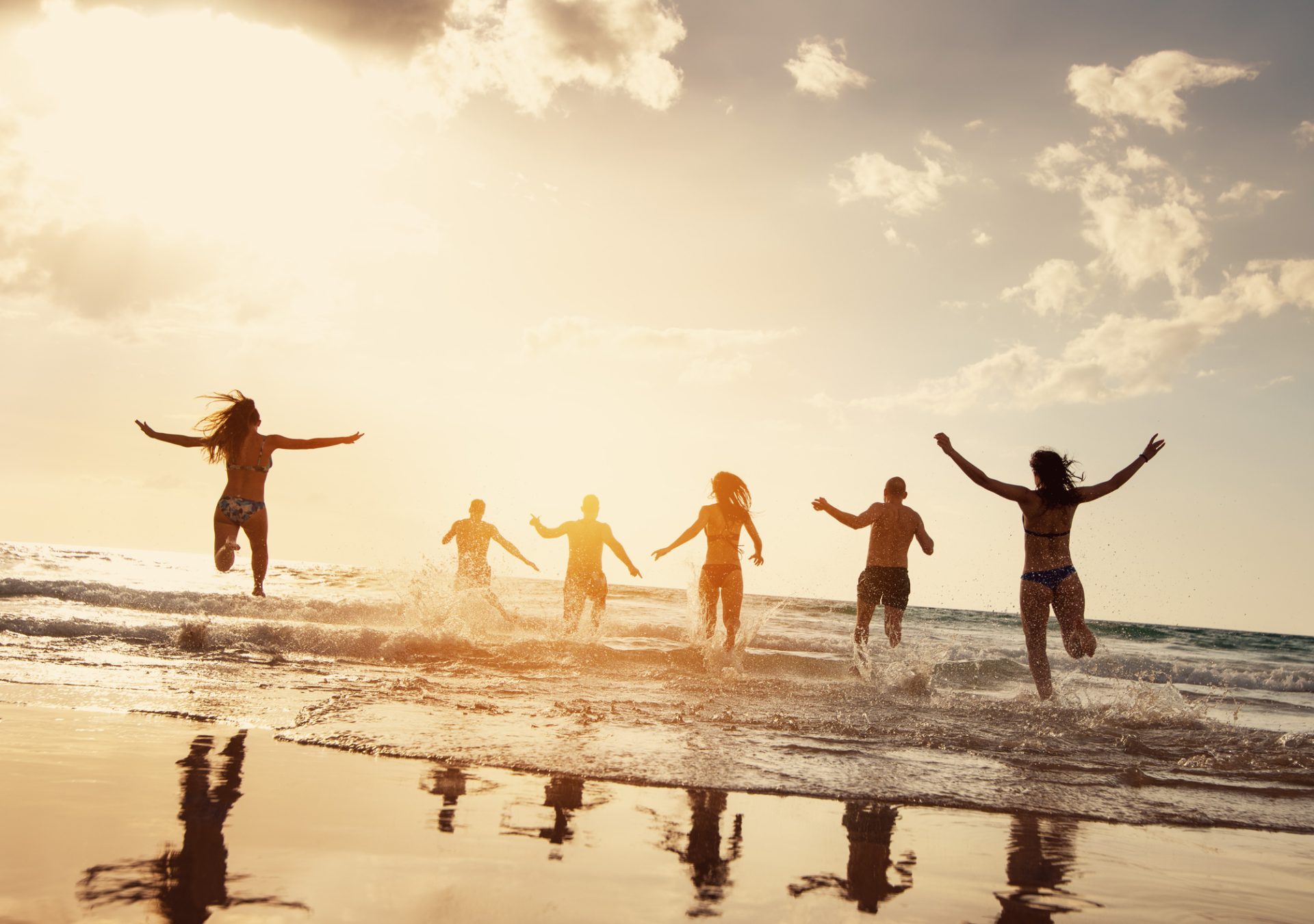 Freunde_Meer_Strand_Jugendliche_iStock-1188856801_rszkth