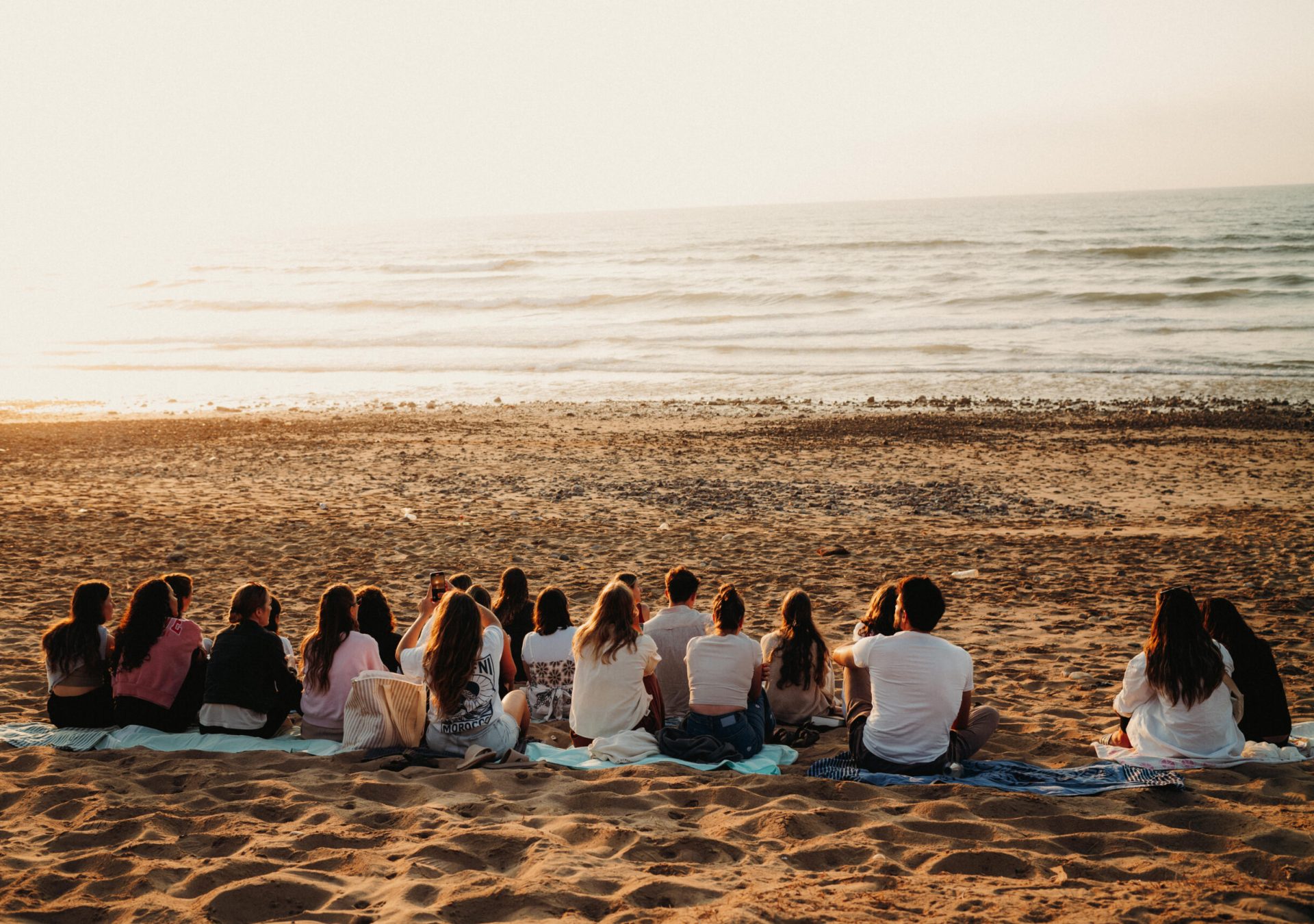Gemeinschaft-am-Strand-Community-Surfcamp-Marokko-2025-L1008460