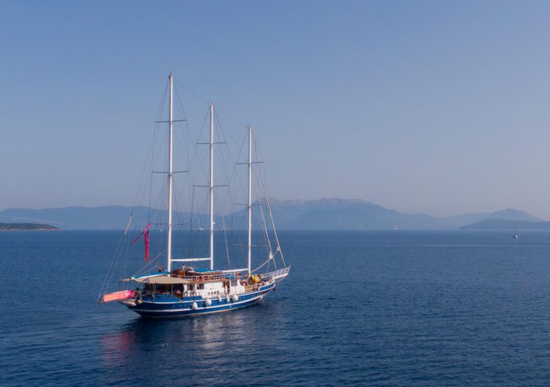 Harmony_Cruise_ganze_yacht_nah38j