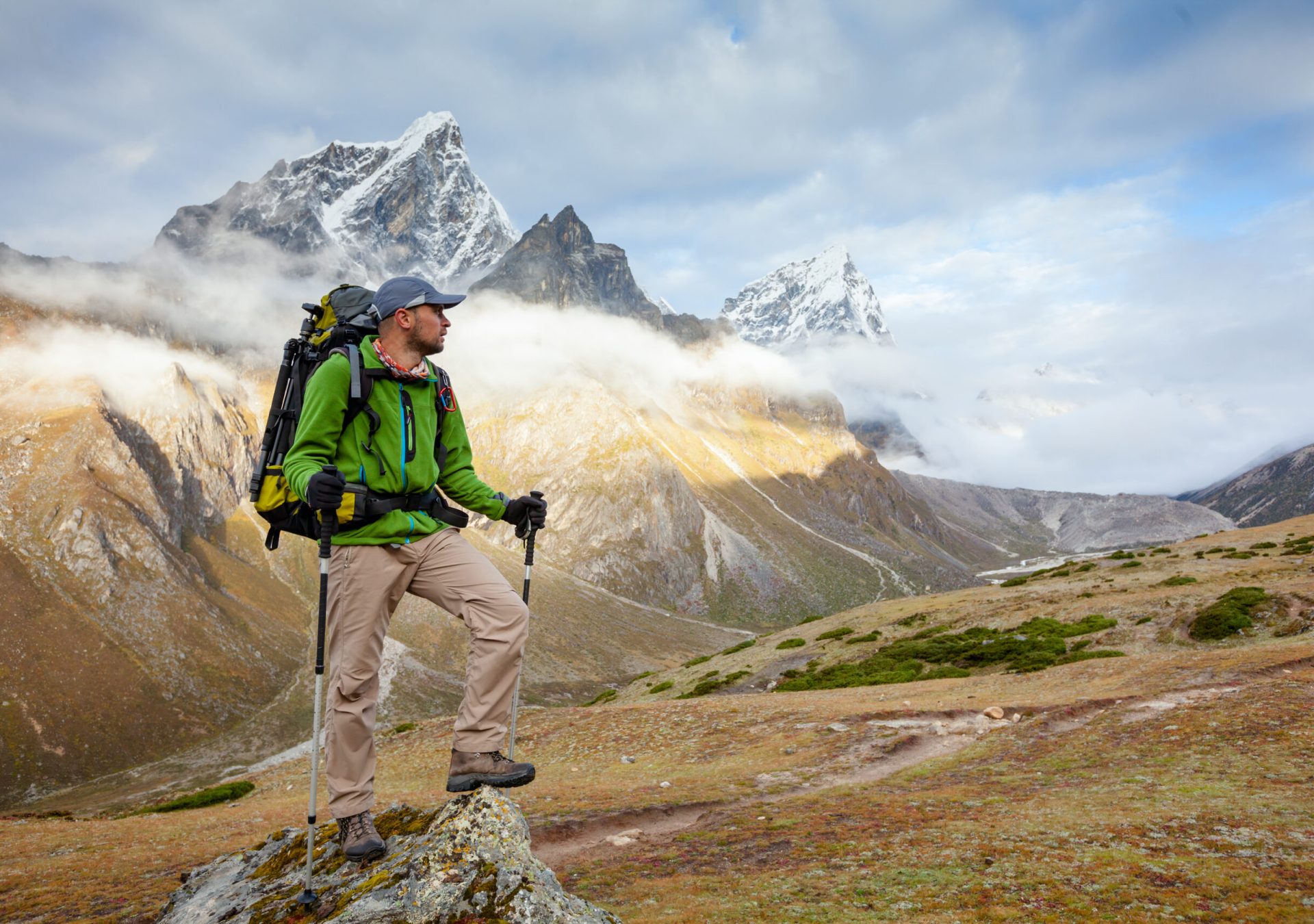 Hiker_trek_Himalayas_xhir9a