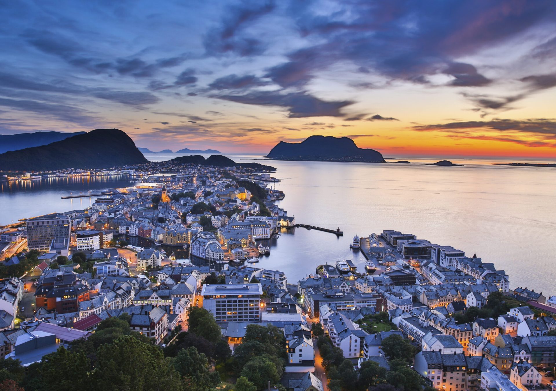 Mit_Blick_auf_die_Stadt_von_C385lesund_bei_Sonnenuntergang_iStock_82053981_XLARGE_wfuvan