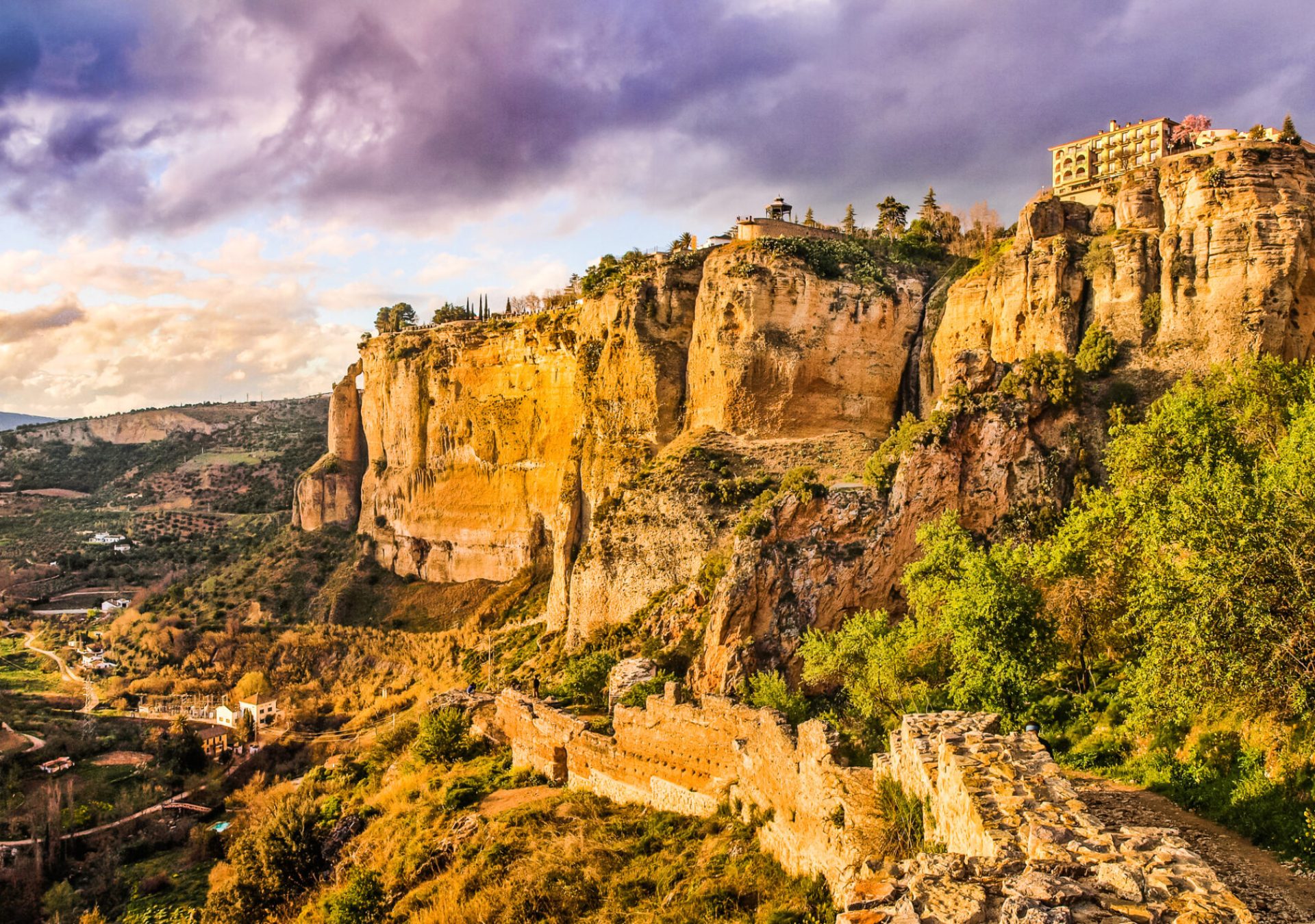 Panoramic_view_of_the_city_of_Ronda_at_sunset_Andalusia_Spain_nsivuq