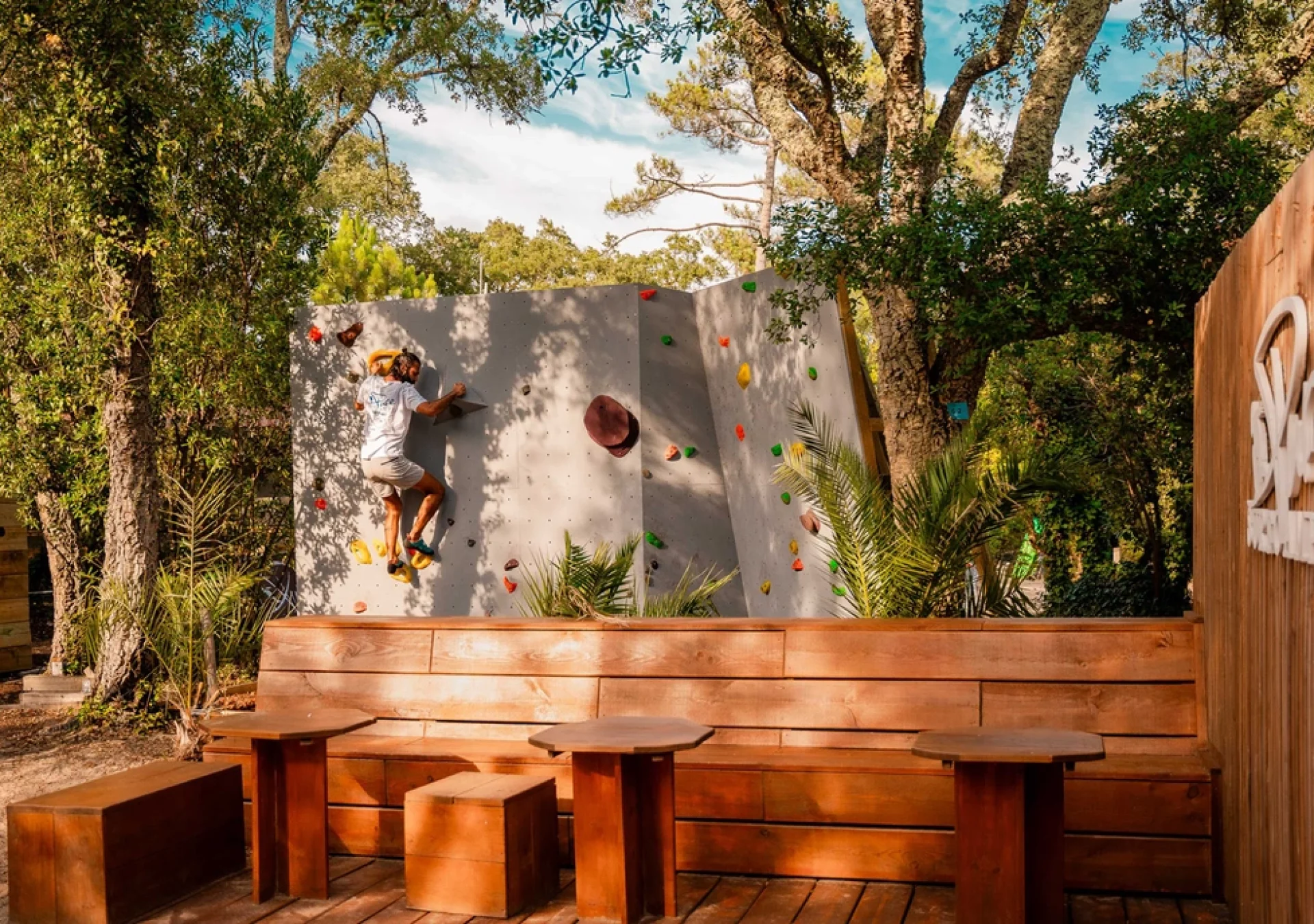 Pure_Surfcamp_Moliets_Kletterwand_qthoon