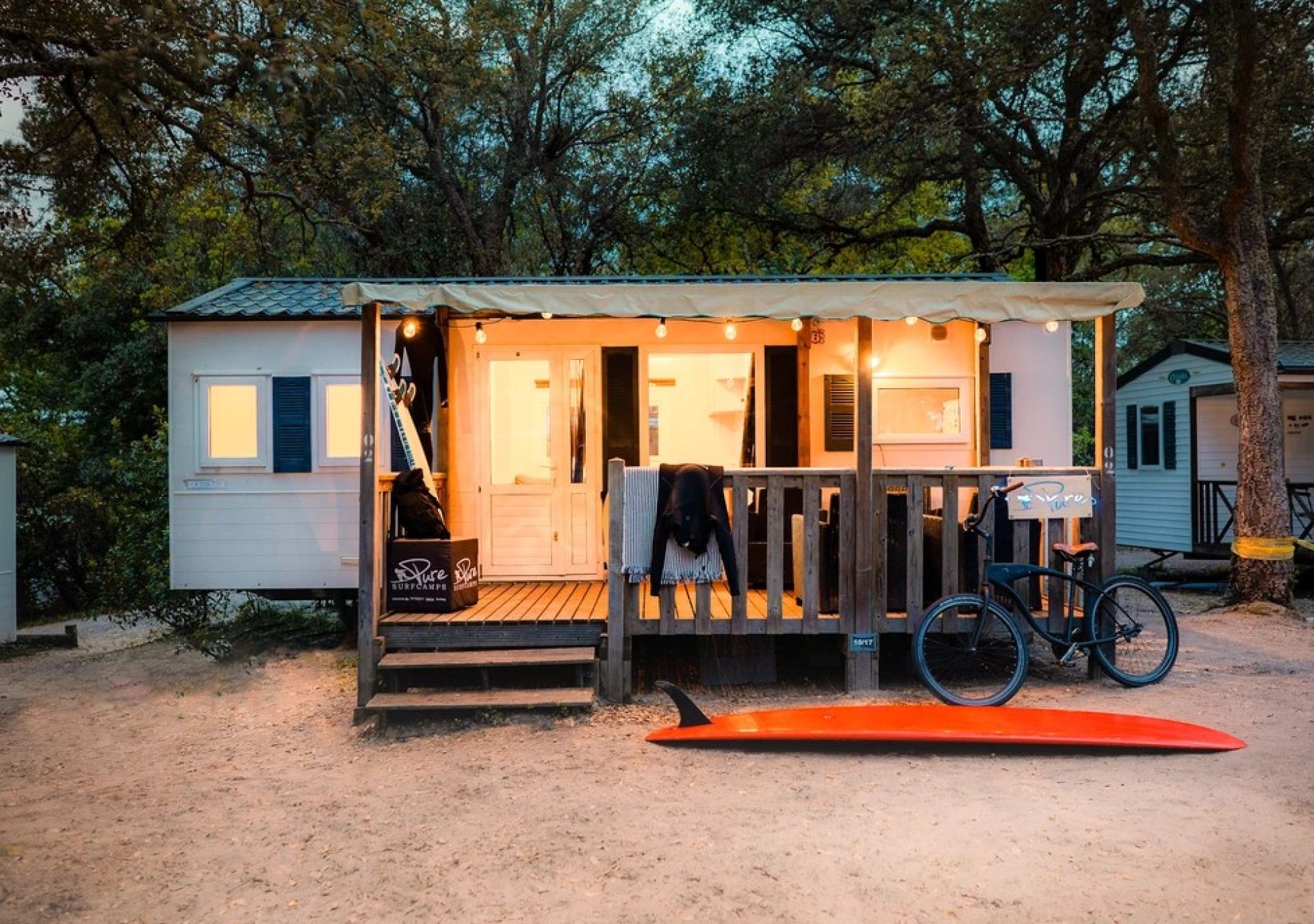 Pure_Surfcamp_Moliets_Mobile_Home_aussen_xtamvc Pure_Surfcamp_Moliets_Mobile_Home_aussen_xtamvc