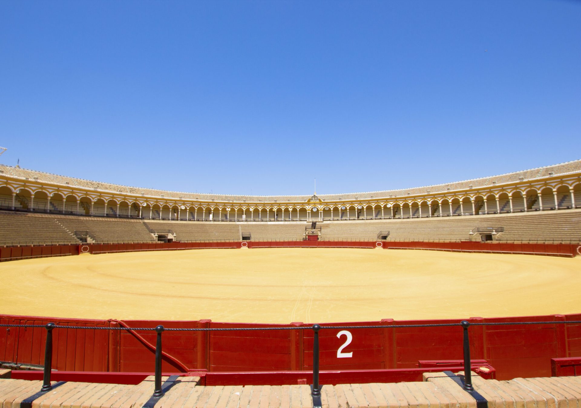 Stierkampfarena_in_Sevilla_Spanien_iStock_21061090_LARGE_ltryuz
