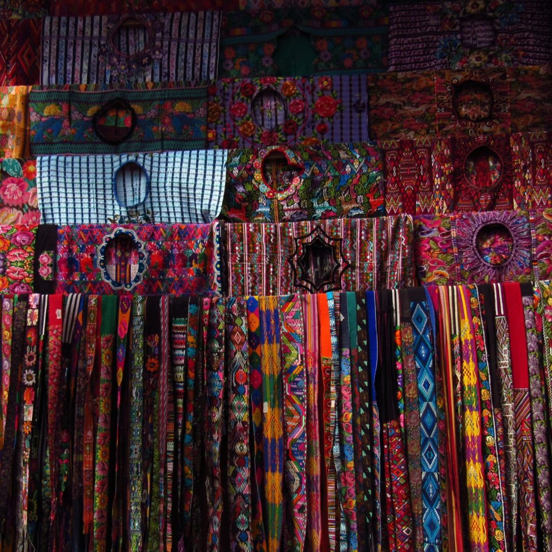 Textilien-Markt-Chichicastenango-Guatemala-jose-barrios-8cOtDaZFVA-unsplash_mpqsbt