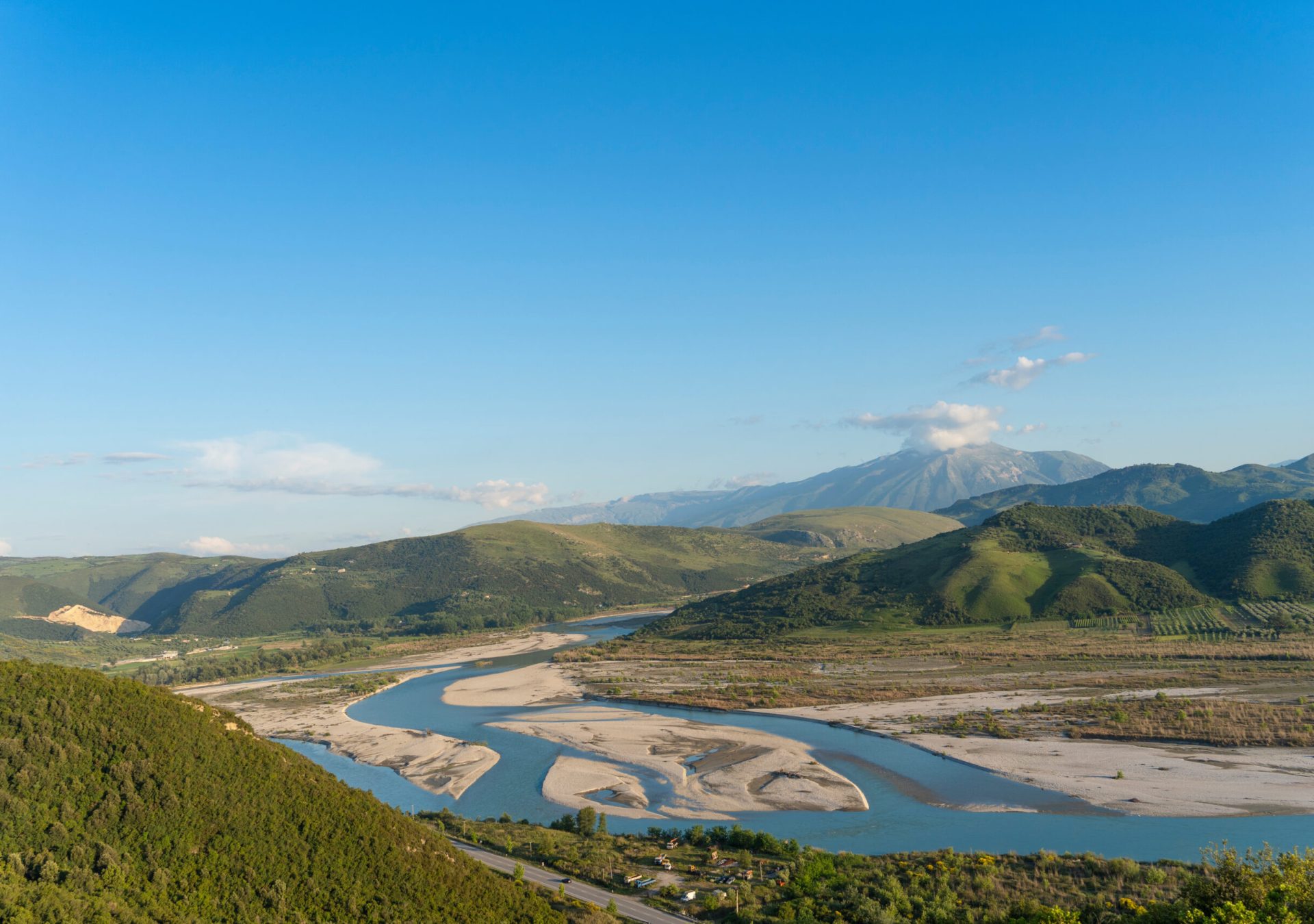 Vjosa-vjose-Fluss-Albanien_AdobeStock_806899647_x6pgvo Vjosa-vjose-Fluss-Albanien_AdobeStock_806899647_x6pgvo