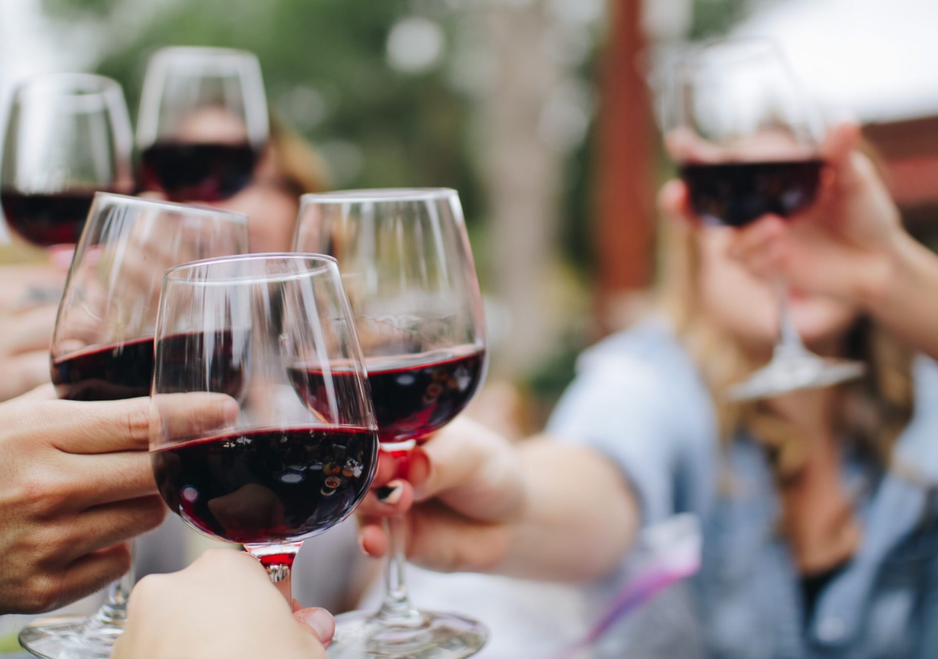 Wein_GlC3A4ser_Gemeinschaft_Weinglas_Weintasting-unsplash_qnxztz