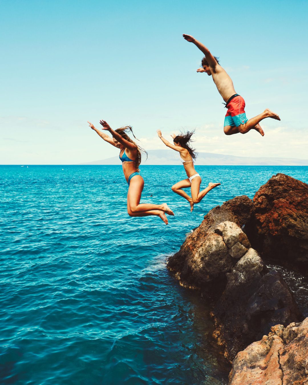 friends-cliff-jumping_AdobeStock_175140136_nrdufl friends-cliff-jumping_AdobeStock_175140136_nrdufl