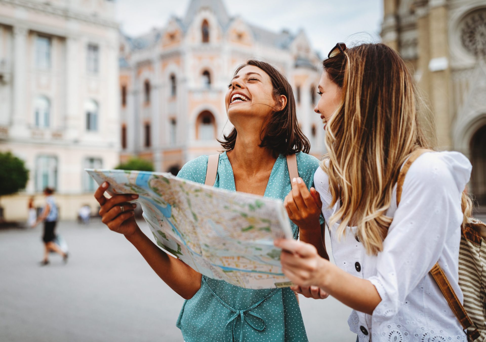 junge-frauen_stadt-Karte_Freunde_AdobeStock_408810925_g7fv1x
