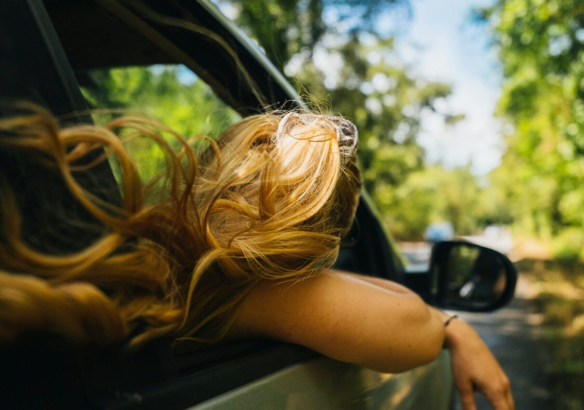 junge_frau_autofahrt-c-unsplash_rqvnoa