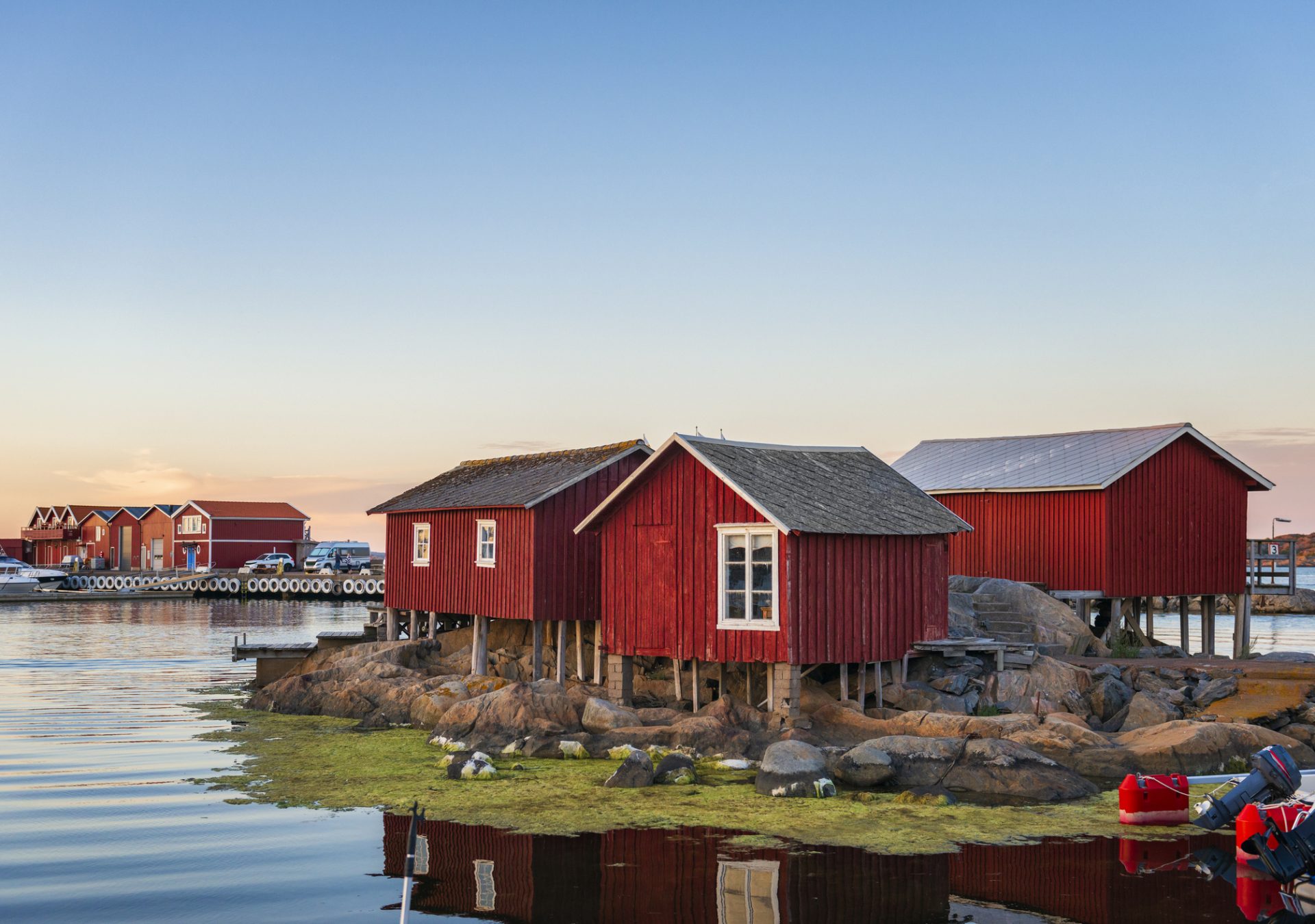 schweden-rotes-haus-sommer-iStock-1083830364_cuvgh3_hs7pae