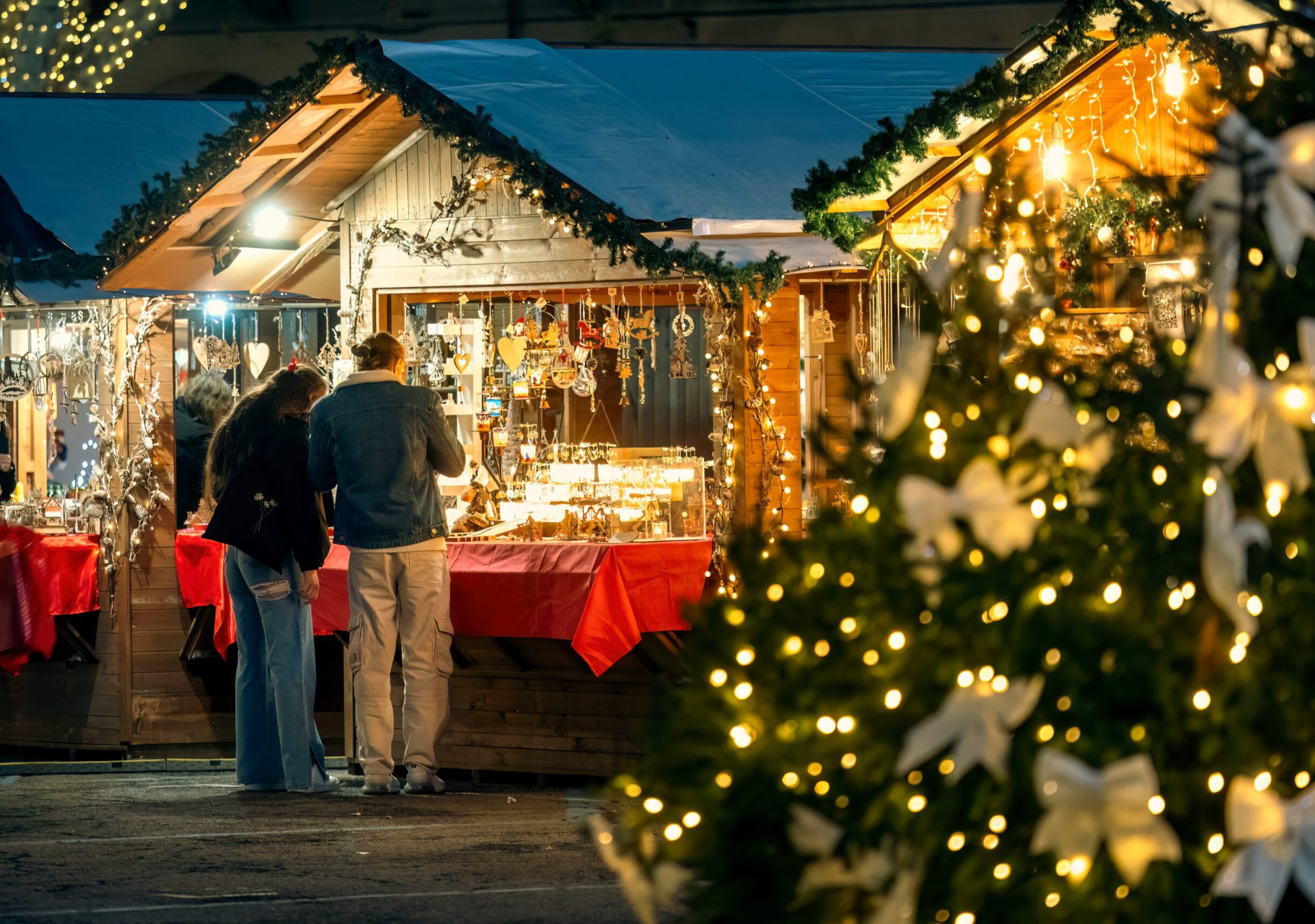 weihnachtsmarkt-stand-winter-weihnachten-COLOURBOX66165073_glukfs